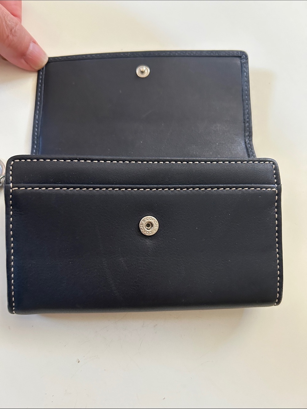 Pre-owned Coach Compact Black Leather wallet with White Stitching and Metal Clip - Picture 3 of 7